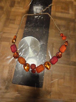 Collar de piedras naranjas y rojas