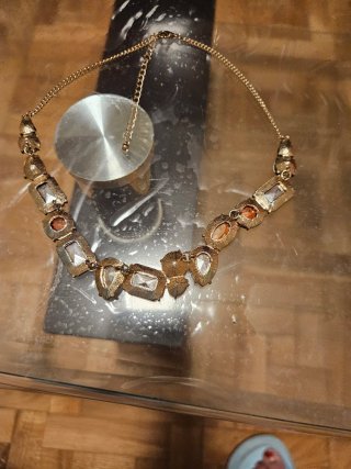 Collar de piedras naranjas y rojas