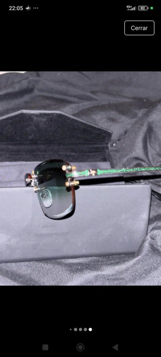 Gafas de sol grises y verdes