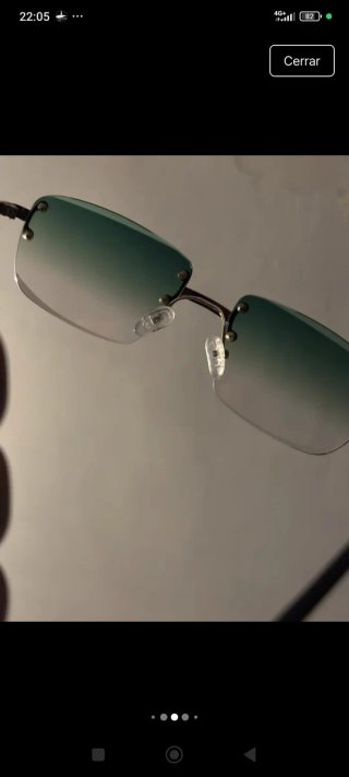 Gafas de sol grises y verdes