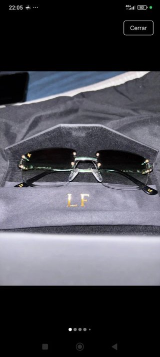 Gafas de sol grises y verdes
