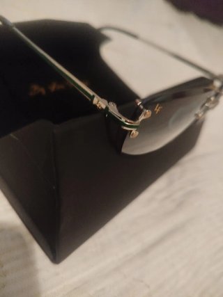 Gafas de sol grises y verdes