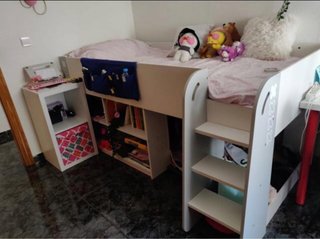 Cama alta con escritorio y estanterías
