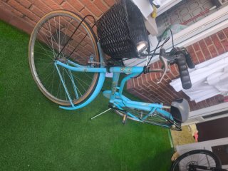 Bicicleta de paseo azul con cesta