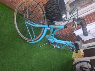 Bicicleta de paseo azul con cesta