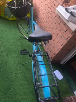 Bicicleta de paseo azul con cesta