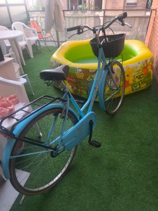 Bicicleta de paseo azul con cesta