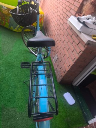 Bicicleta de paseo azul con cesta
