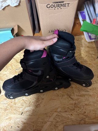 Patines en línea negros y rosas