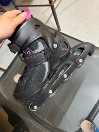 Patines en línea negros y rosas
