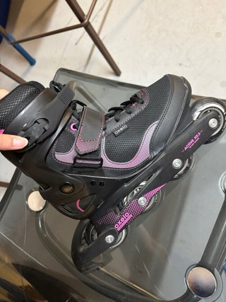 Patines en línea negros y rosas