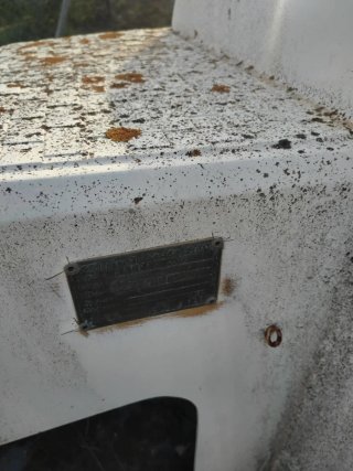 Barco blanco y azul  5 metros, no tiene papeles