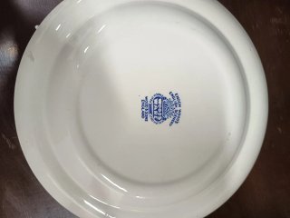 Plato llano azul y blanco