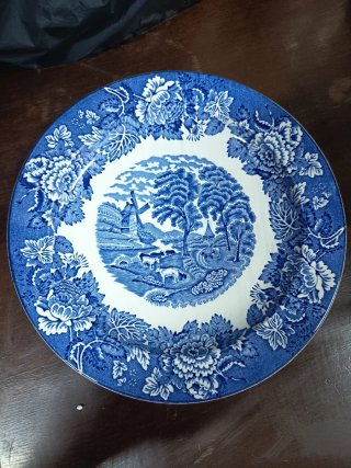 Plato llano azul y blanco