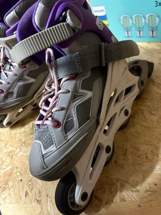 Patines en línea morados y grises