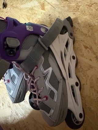 Patines en línea morados y grises