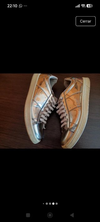 Zapatillas plateadas. Cordones de goma.
