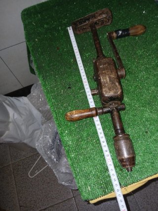 Taladro de manivela antiguo