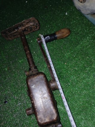 Taladro de manivela antiguo