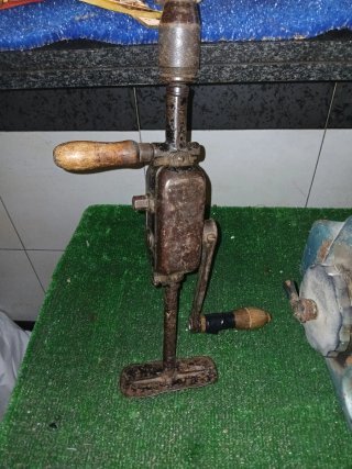 Taladro de manivela antiguo