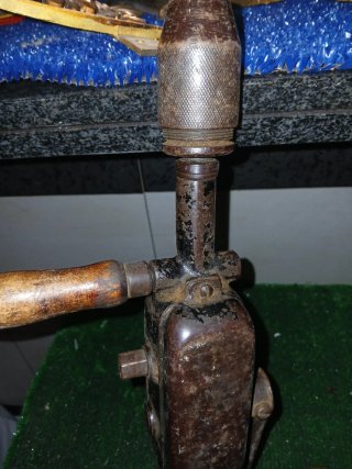Taladro de manivela antiguo