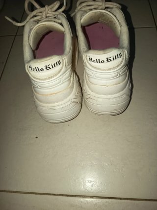 Tenis blancos con Hello Kitty con plataforma
