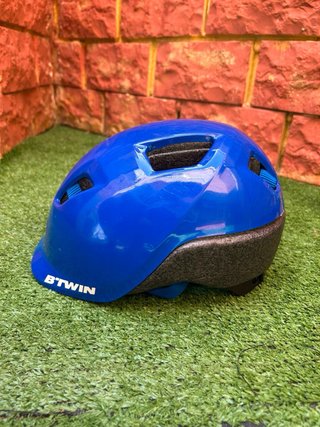 Patinete infantil con casco