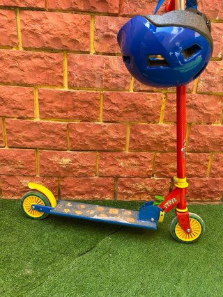 Patinete infantil con casco