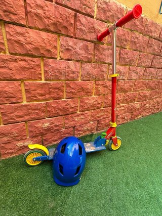 Patinete infantil con casco