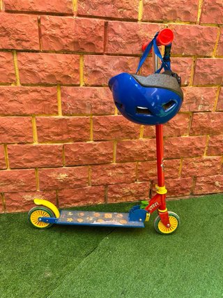 Patinete infantil con casco
