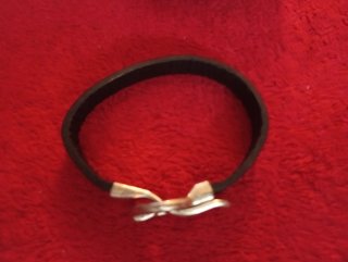Pulsera de cuero con hebilla plateada