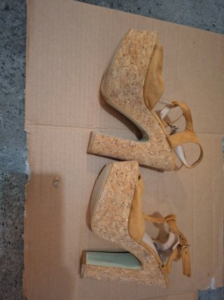 Sandali con tacco giallo