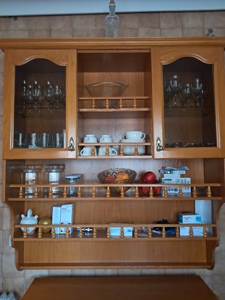 Mobile cucina in legno di pino con vetrina