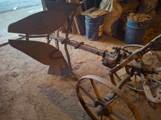 Arado antiguo de hierro