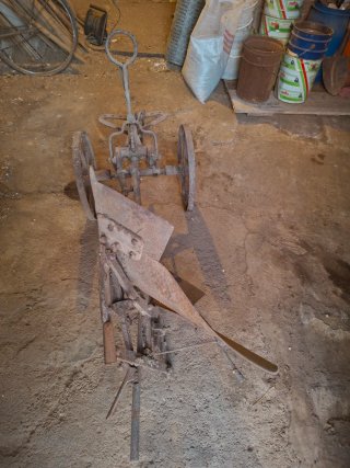 Arado antiguo de hierro