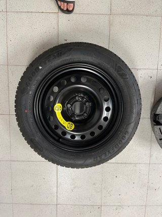 Rueda de repuesto y kit herramientas Jeep