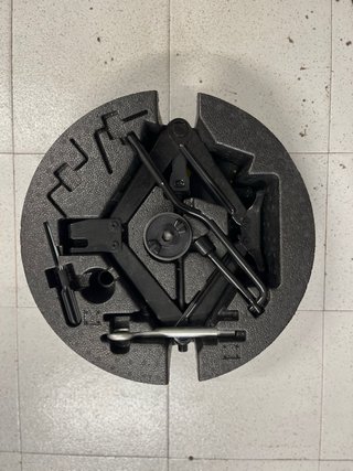 Rueda de repuesto y kit herramientas Jeep