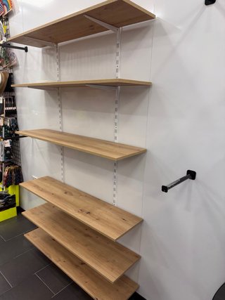 Estanterías de madera y metal