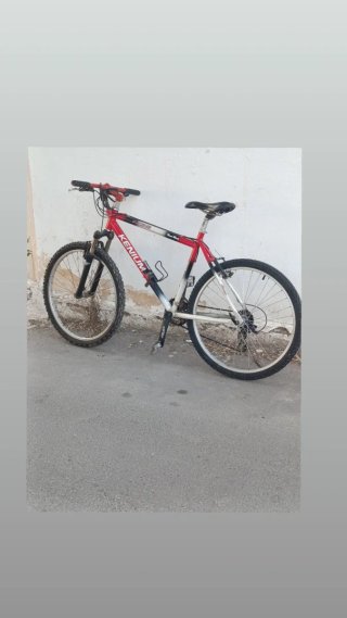 Bicicleta de montaña KENIUM roja