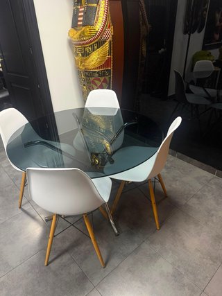 Mesa cristal redonda y 4 sillas blancas
