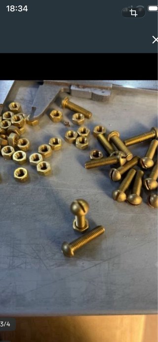 Tornillos y tuercas de latón