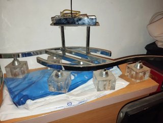 Lámpara de metal y cristal,cada lámpara 20 euros.