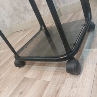 Mueble auxiliar con ruedas y cristal