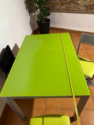 Mesa de cristal verde con 2 sillas metálicas