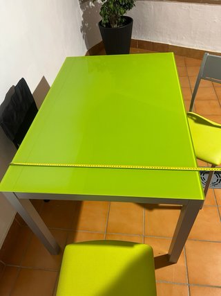 Mesa de cristal verde con 2 sillas metálicas