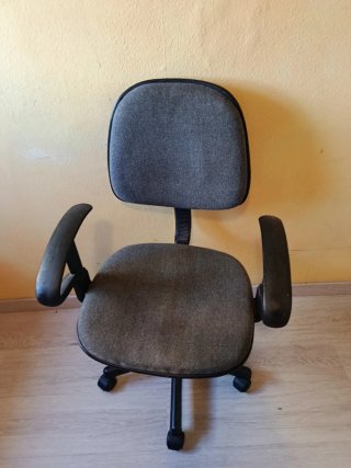 Silla de escritorio gris y negra