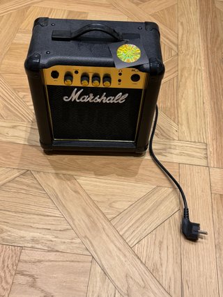 Guitarra Eléctrica Squier Stratocaster + Marshall