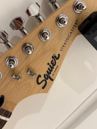 Guitarra Eléctrica Squier Stratocaster + Marshall