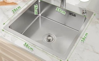 Lavandino in acciaio nuovo e inutilizzato