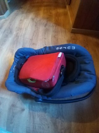 Silla de coche y ropa para bebé